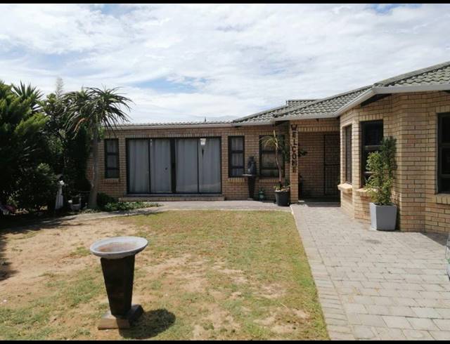 4 BEDROOM HOUSE RENTED IN SUMMERSTRAND